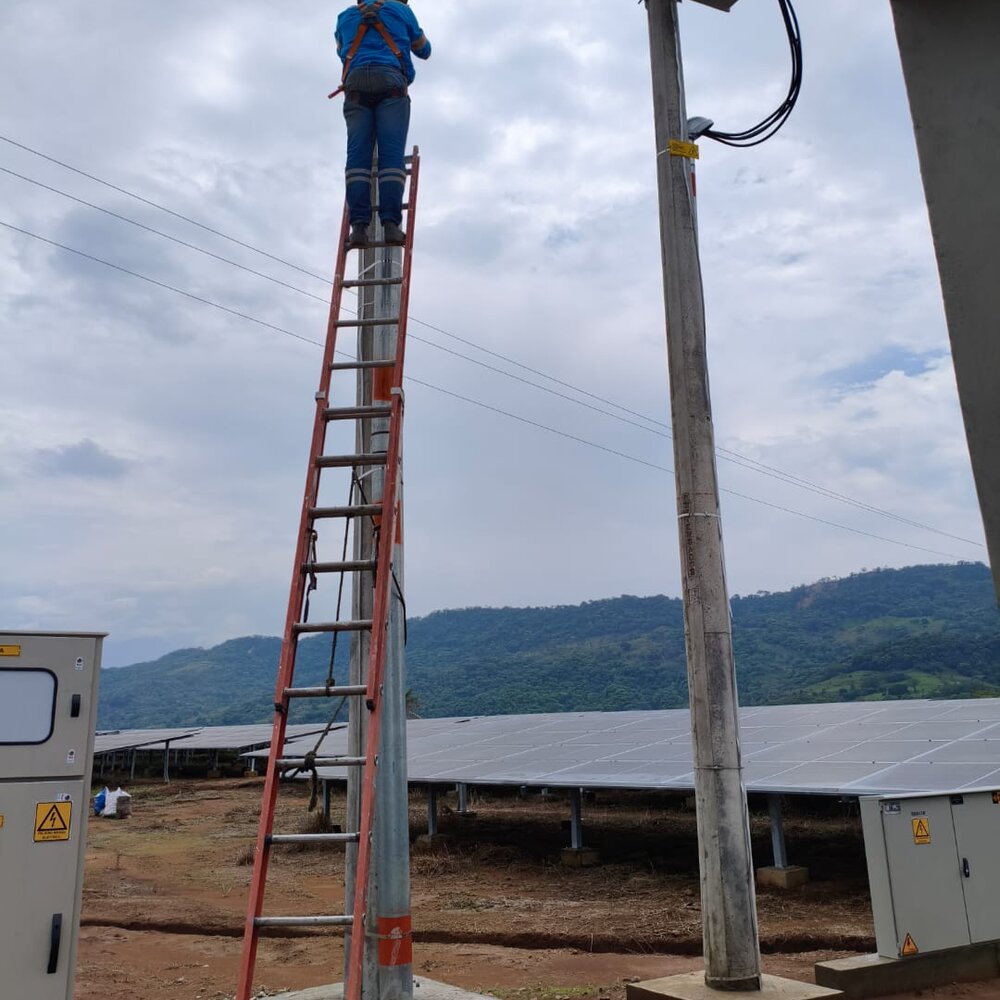 Instalación de transformador en poste